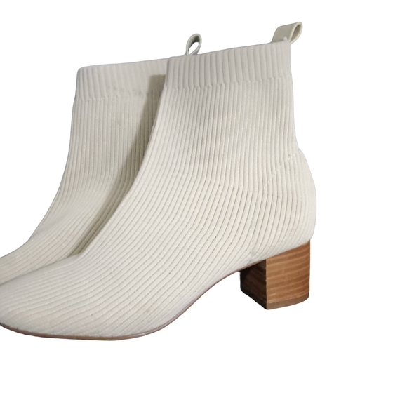 Elegant White Ribbed Ankle Boots - Picture 3 of 9